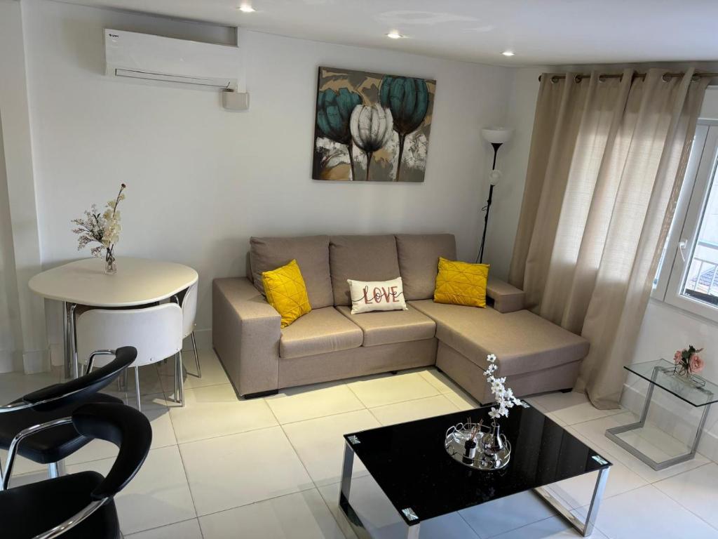 a living room with a couch and a table at Apartmento de 3 habitaciones con vistas al mar in Playa de Gandia