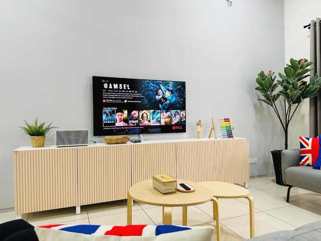 大山脚BM大山脚 Double Storey Terrace Autocity Alma Aeon Jusco Nearby的客厅的墙上配有电视