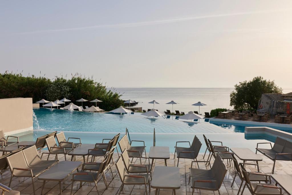 Bazén v ubytování Atlantica Eleon Grand Resort nebo v jeho okolí