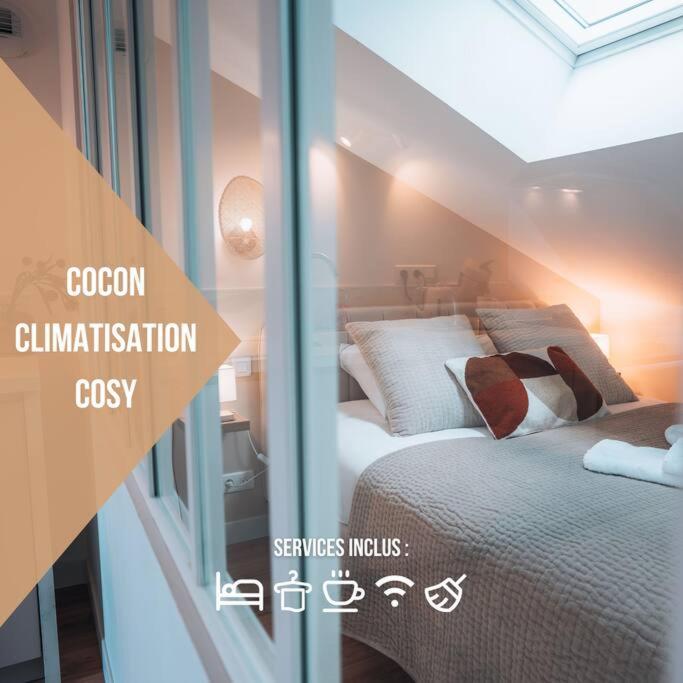 Cette chambre comprend un lit et une fenêtre en verre. dans l'établissement Le Berry Cosy - Le Véritable Cocon - Proche Gare, à Châteauroux