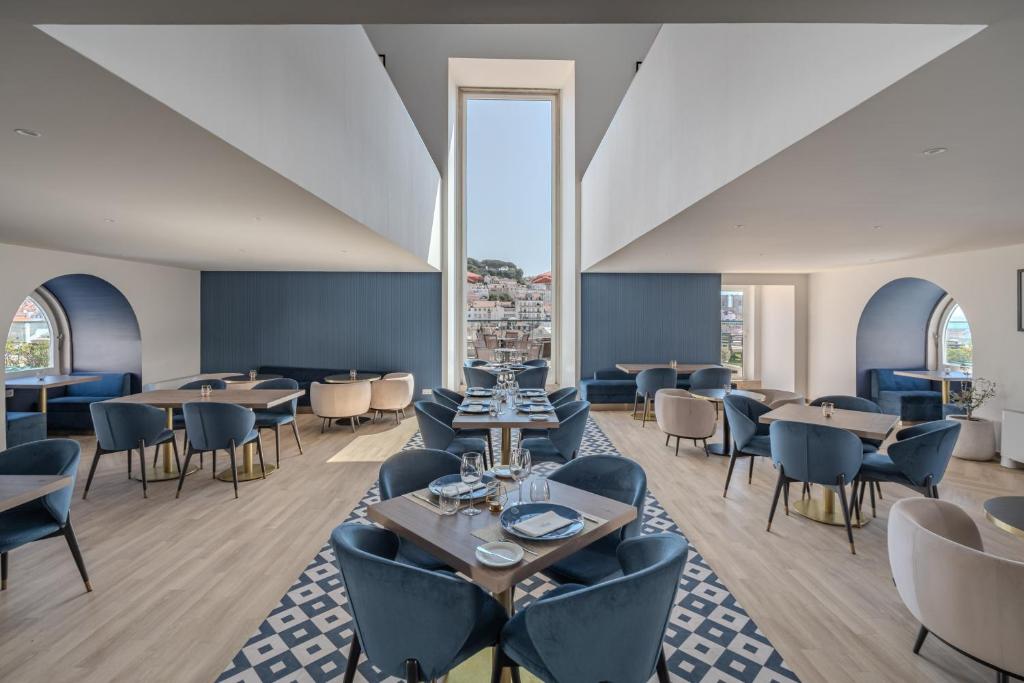 Uma área de estar em Hotel do Chiado