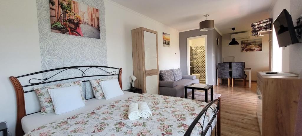 Posteľ alebo postele v izbe v ubytovaní A Bringás Apartman