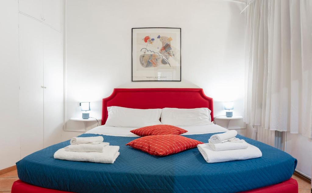 una camera da letto con un letto con asciugamani sopra di Casa De' Medici in via Giulia a Roma