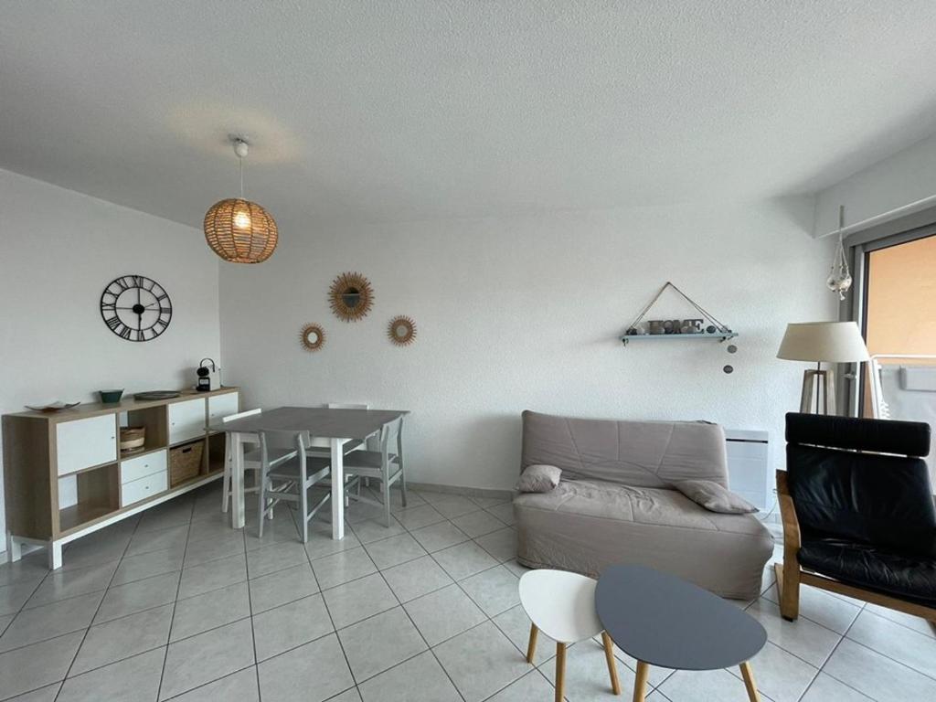 un salon avec un canapé et une table dans l'établissement Appartement T2 à 60m de la plage avec balcon et parking privé à Capbreton - FR-1-413-178, à Capbreton