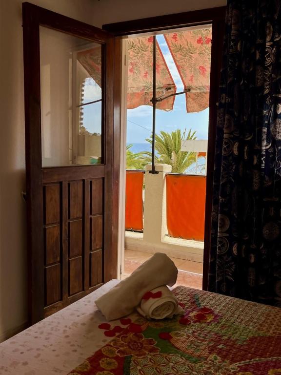 A bed or beds in a room at Vera Mar 5A Primera linea con Piscina y Parking