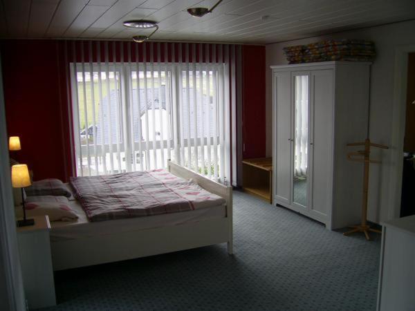 ein Schlafzimmer mit einem Bett und einem großen Fenster in der Unterkunft Ferienwohnung Veronika Pape in Schmallenberg