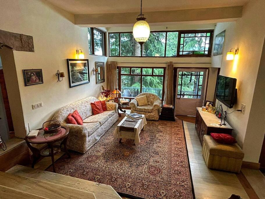 Χώρος καθιστικού στο Scenic Hill View 3BHK Near Mall Road Stonewood