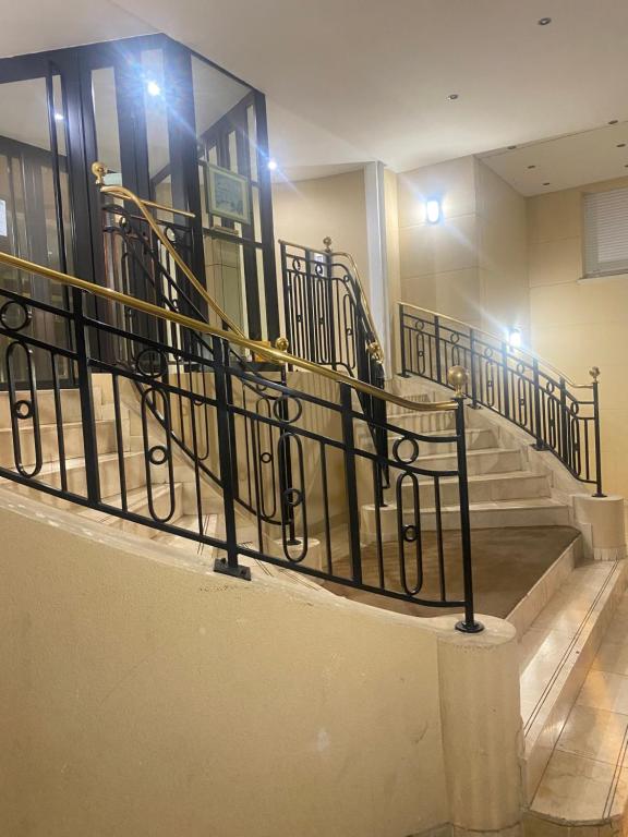 un escalier dans un bâtiment avec des lumières dans l'établissement Le petit nid de Disney3min, Rer1min, Paris35min, à Chessy