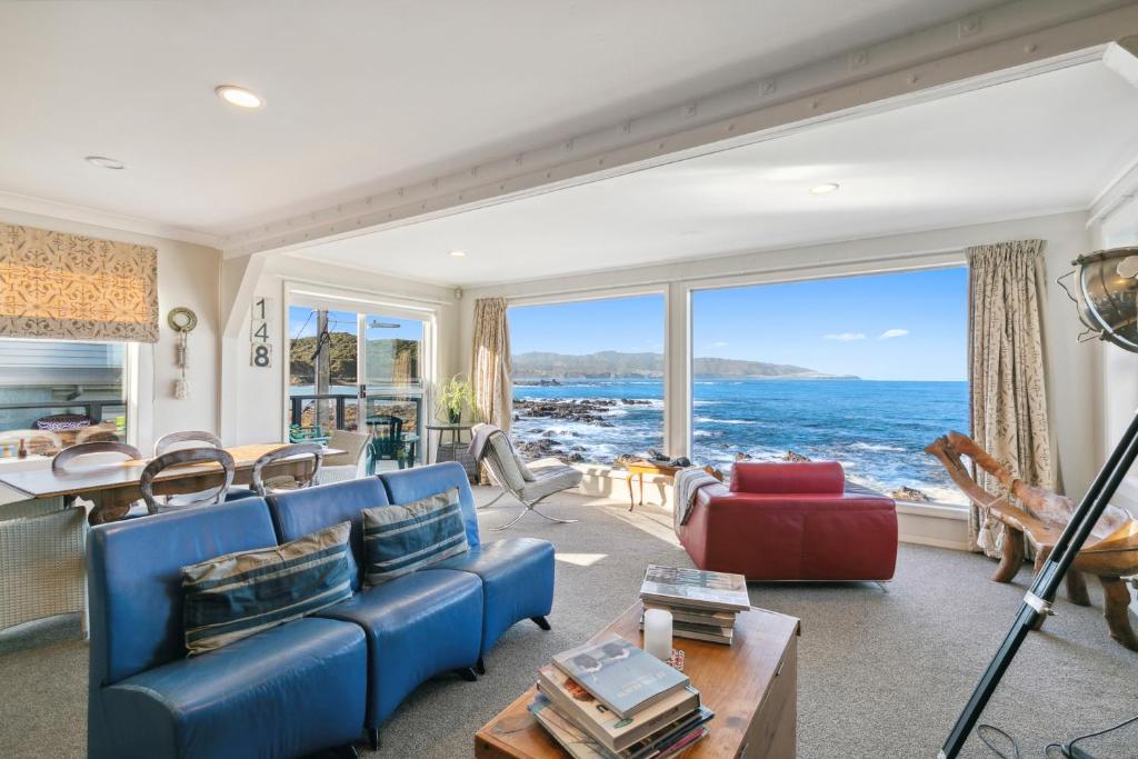 Una sala de estar con vista al mar. en Pacific Ocean seafront home near airport, en Wellington