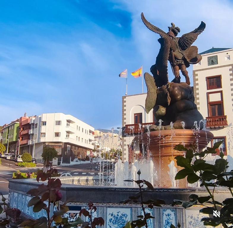 Una statua di un angelo seduta sopra una fontana di VV- Badana Stay II - Vive el Atlántico desde el corazón de Tazacorte a Tazacorte