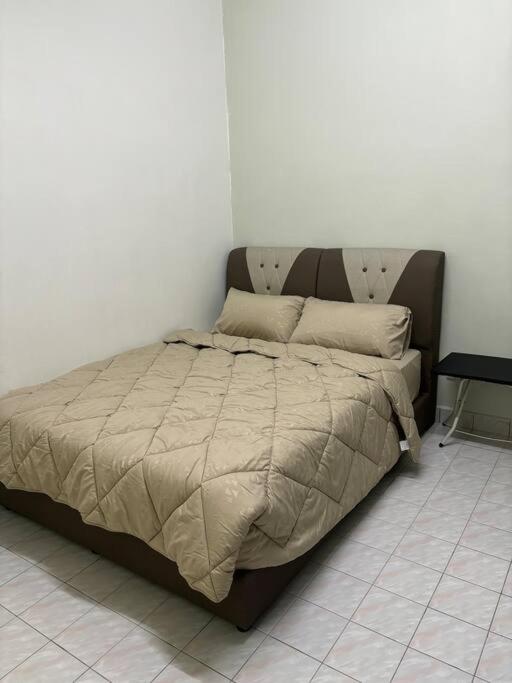 Postel nebo postele na pokoji v ubytování Comfortable Retreat in Megah Ria