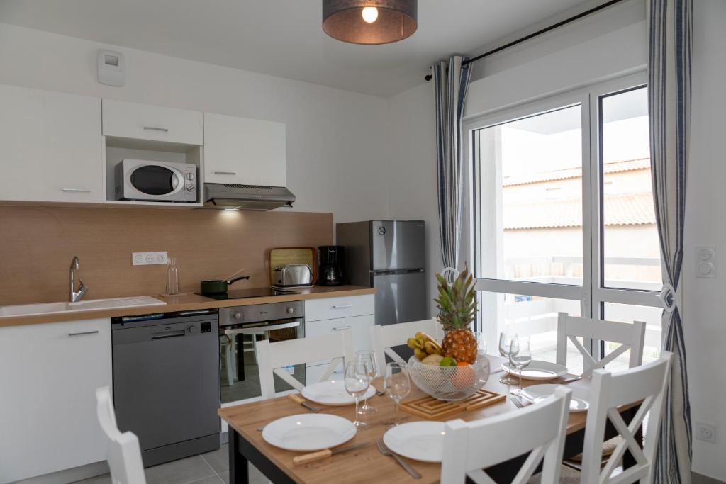 Kuchyň nebo kuchyňský kout v ubytování MY Hôtel Résidences - Port Leucate