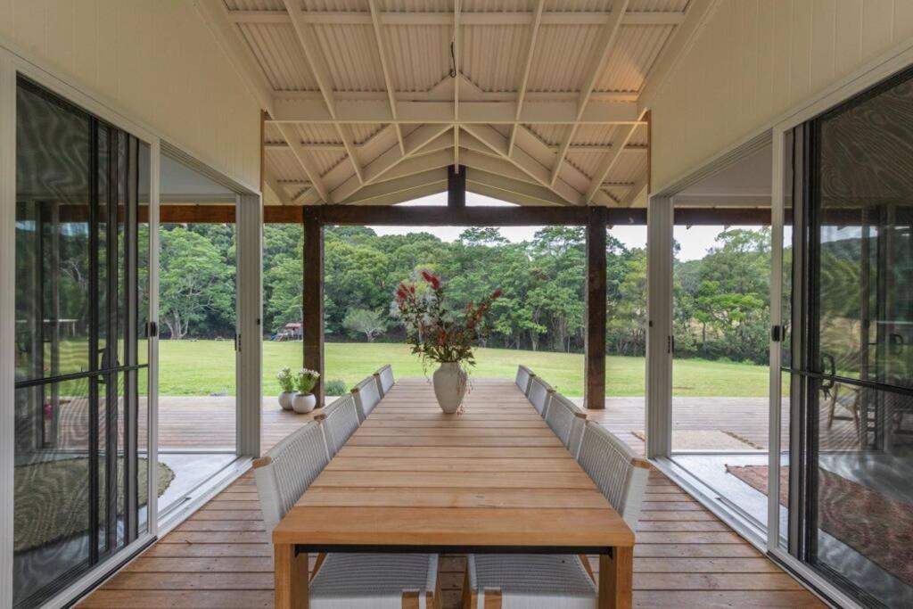 Κήπος έξω από το BRAND NEW Luxury Hinterland Cabin Flowing Creek2