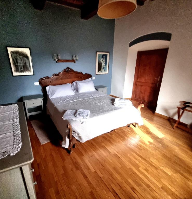 Postel nebo postele na pokoji v ubytování Borgo San Michele Incisa Tuscany