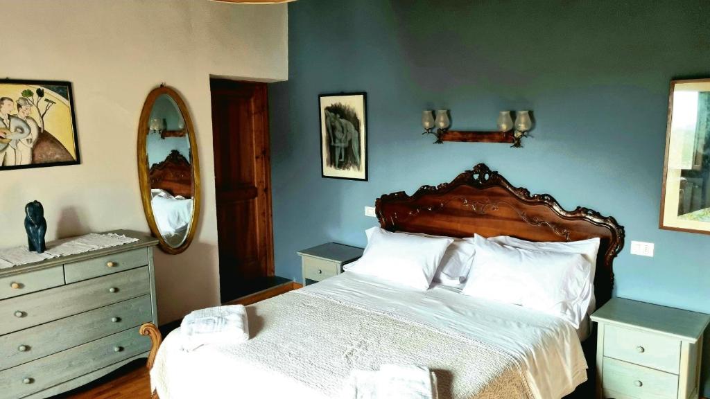 Postel nebo postele na pokoji v ubytování Borgo San Michele Incisa Tuscany