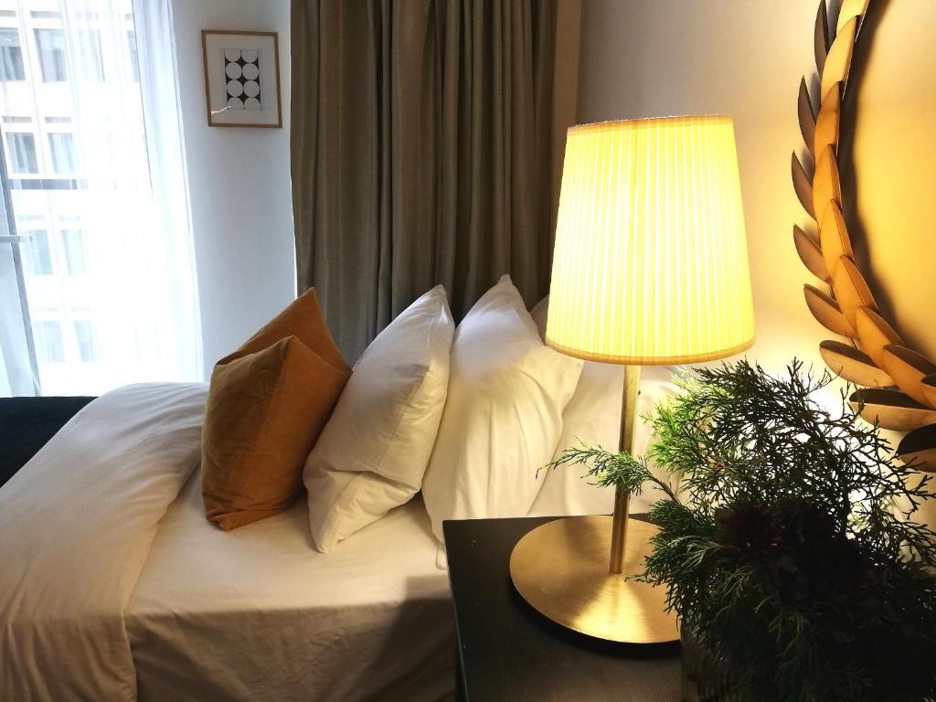 Postel nebo postele na pokoji v ubytování Stylish Downtown Toronto Residential Hotel