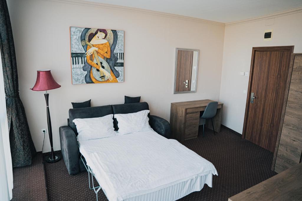 Postel nebo postele na pokoji v ubytování Sky Hotel