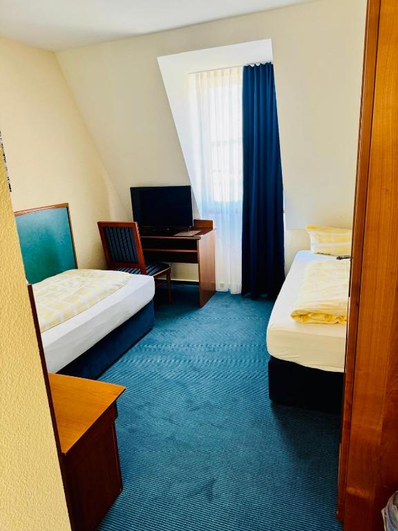 Postel nebo postele na pokoji v ubytování Hotel am Bayrischen Platz
