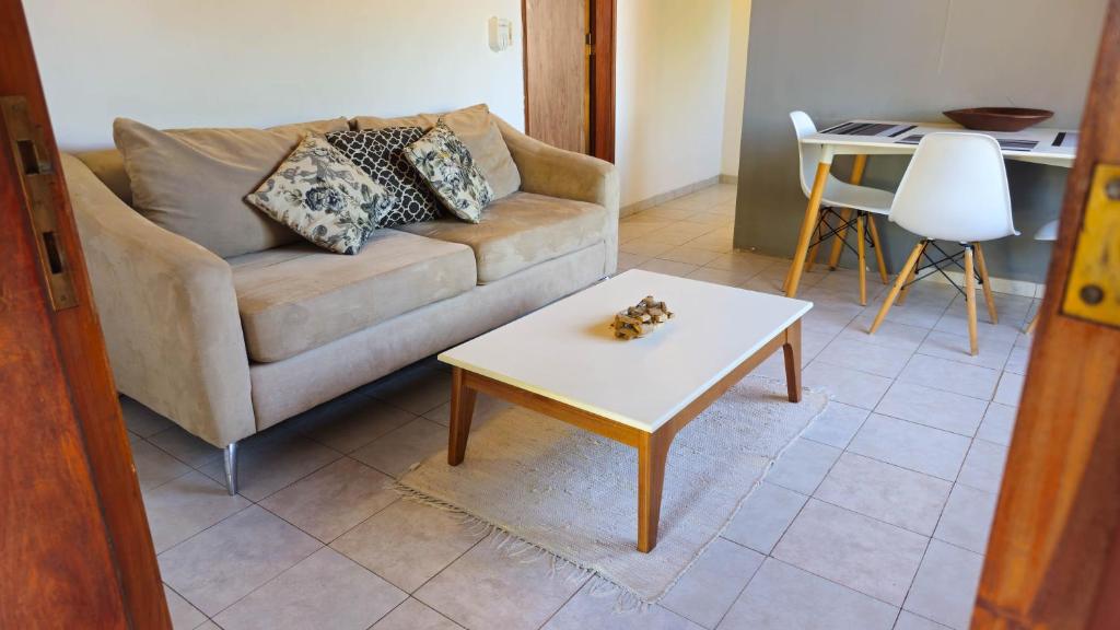 un soggiorno con un divano e un tavolo di Apartamentos Don Gerardo ad Asunción