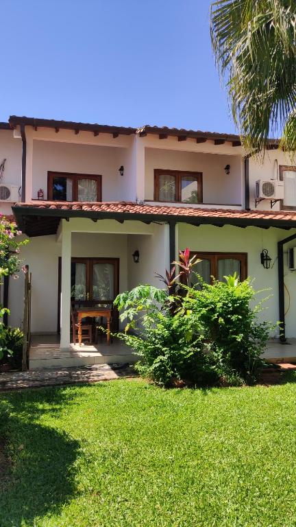 una casa con un prato verde davanti di Apartamentos Don Gerardo ad Asunción