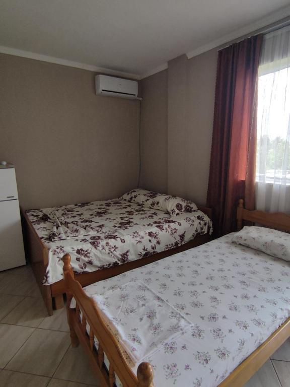 Postel nebo postele na pokoji v ubytování Ilirida-Swimming pool & garden view rooms for rent