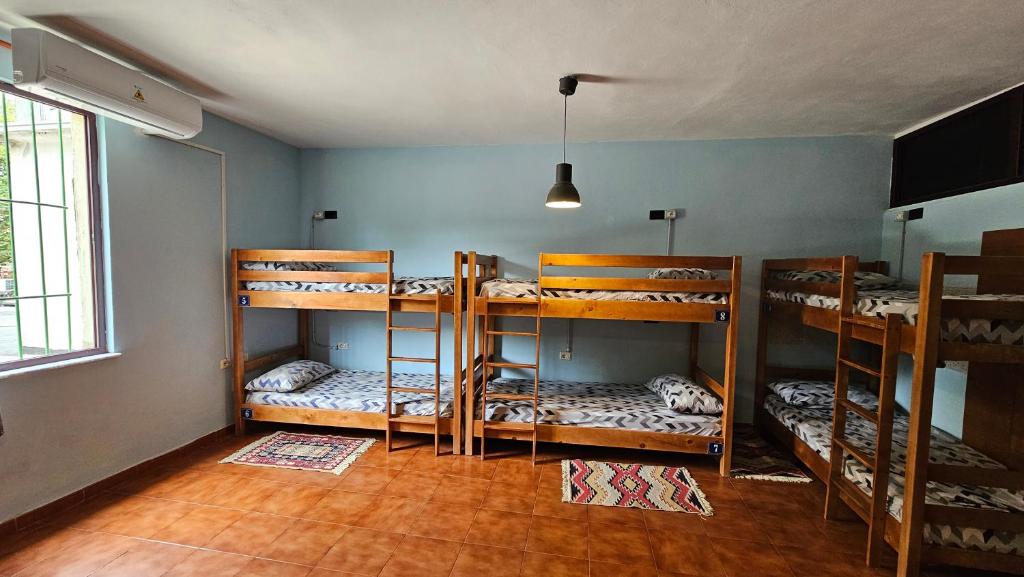 Postel nebo postele na pokoji v ubytování Traveler Hostel