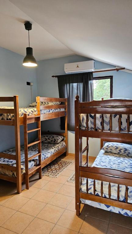 Postel nebo postele na pokoji v ubytování Traveler Hostel