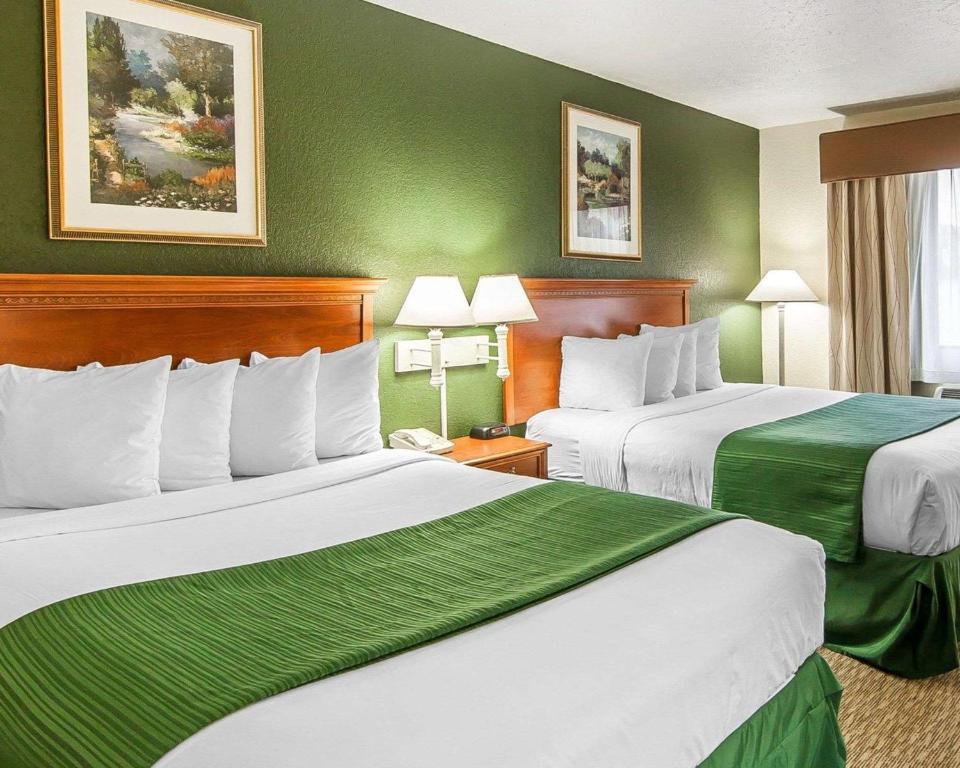 Postel nebo postele na pokoji v ubytování Quality Inn Downtown Convention Center