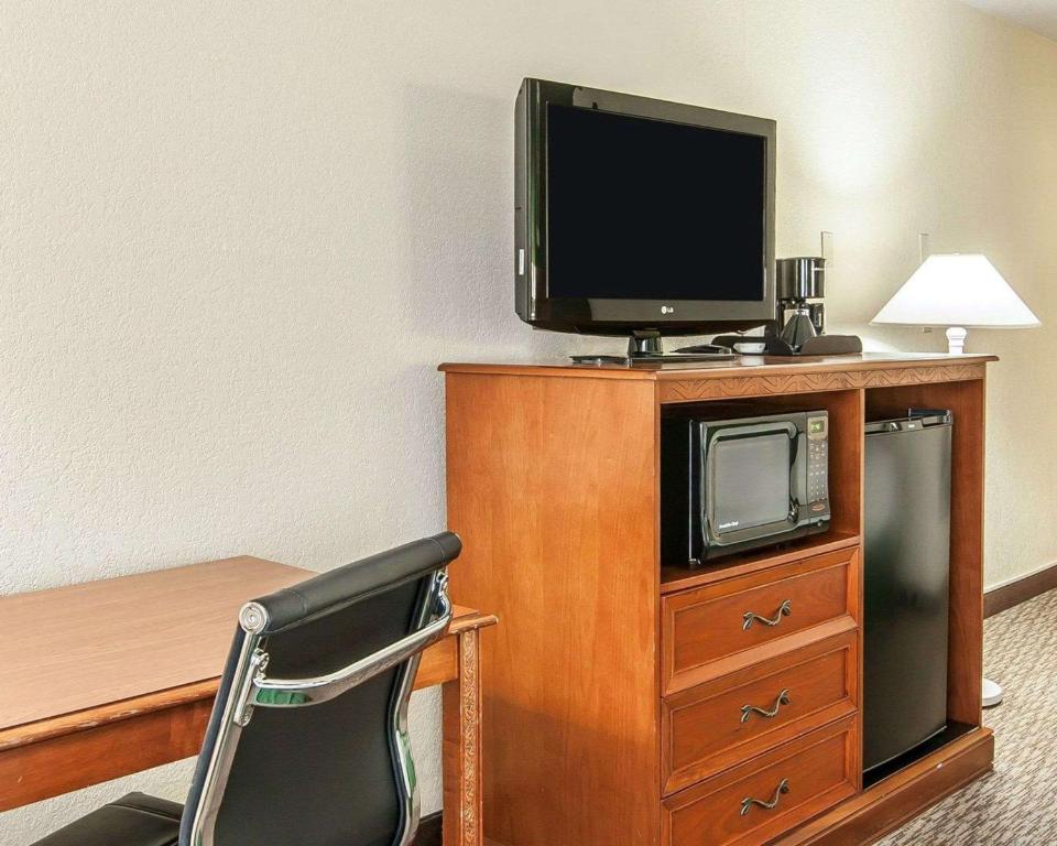 TV a/nebo společenská místnost v ubytování Quality Inn Downtown Convention Center