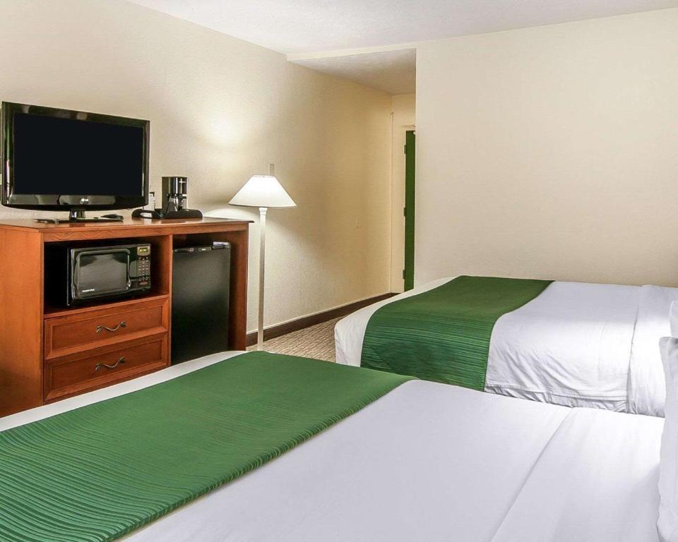 Postel nebo postele na pokoji v ubytování Quality Inn Downtown Convention Center