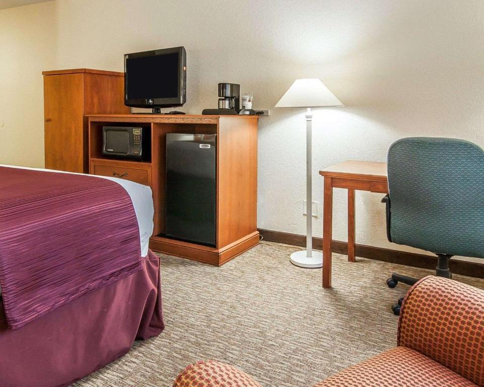 Kuchyň nebo kuchyňský kout v ubytování Quality Inn Downtown Convention Center