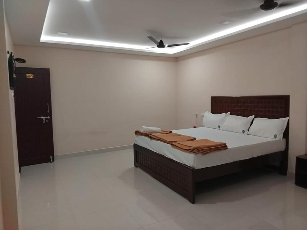Postel nebo postele na pokoji v ubytování Selvi Residency