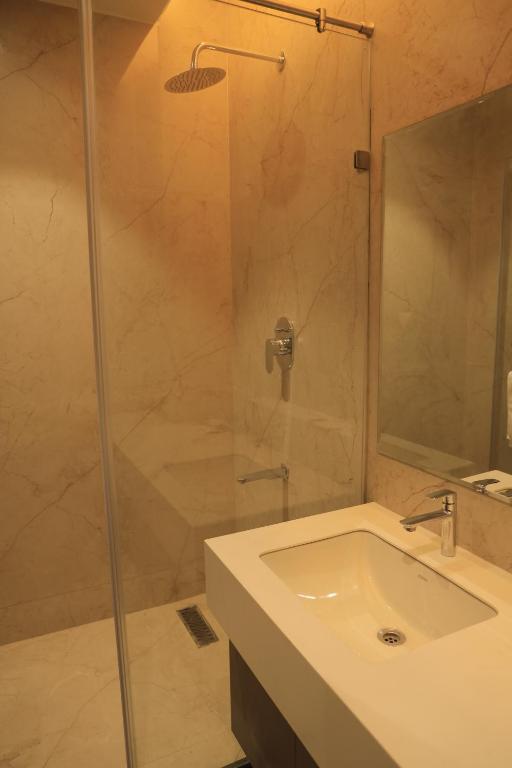 Koupelna v ubytování VANTARA SUITEs