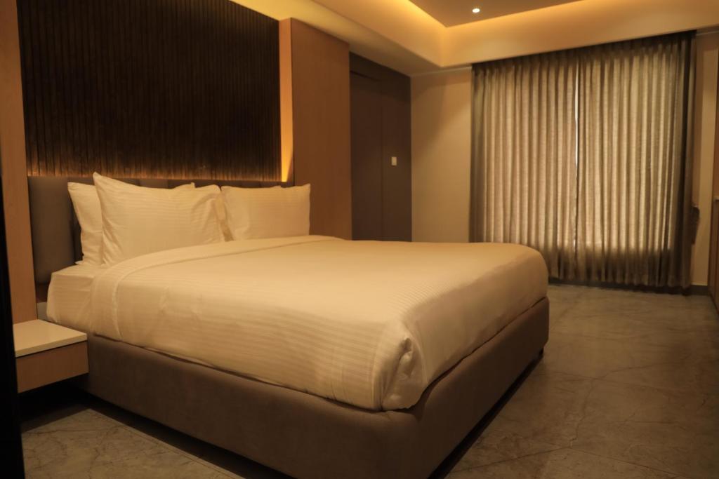 Postel nebo postele na pokoji v ubytování VANTARA SUITEs