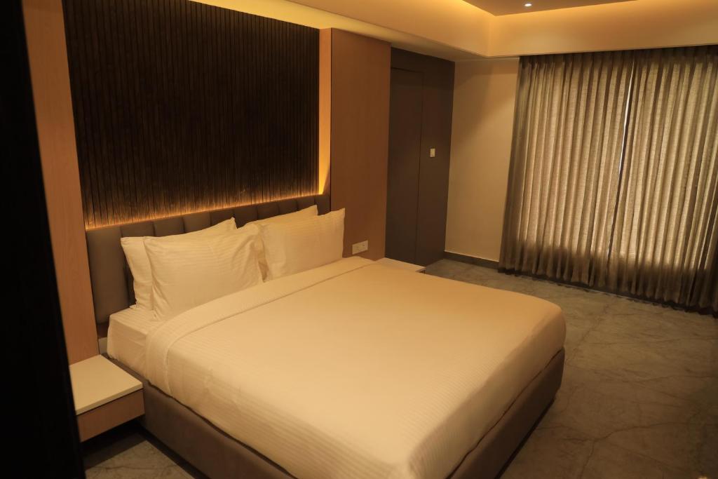Postel nebo postele na pokoji v ubytování VANTARA SUITEs