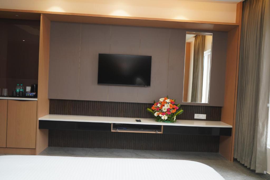 TV a/nebo společenská místnost v ubytování VANTARA SUITEs