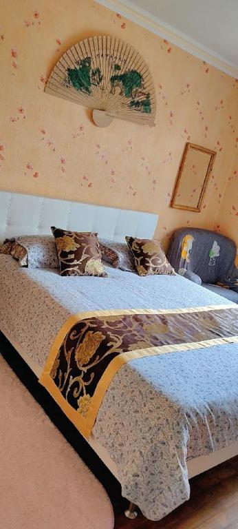 a bedroom with a large bed with blue sheets and pillows at Chambre dans maison individuelle avec rez-de-chaussée partagé - cuisine, salle, salon et salle de bains in Saint-Brieuc