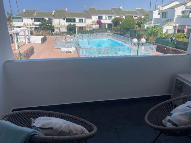 einen Balkon mit Poolblick in der Unterkunft Luxury Bungalow Sonnenland in Sonnenland