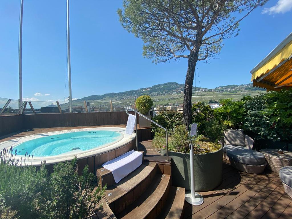 Bazén v ubytování Astra Vevey Hotel & Restaurant nebo v jeho okolí