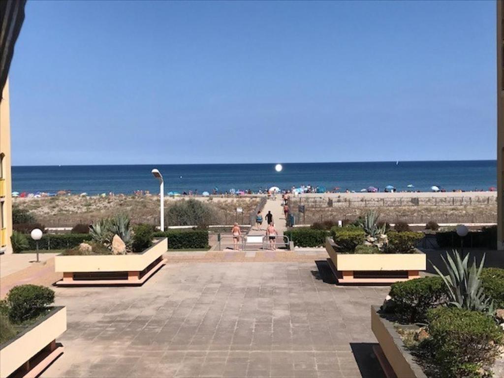 - une vue sur la plage et l'océan en arrière-plan dans l'établissement Studio cabine avec loggia, 4 pers, mer à 50m, commerces à 150m, proche Aqualand - FR-1-81-231, à Port-Leucate