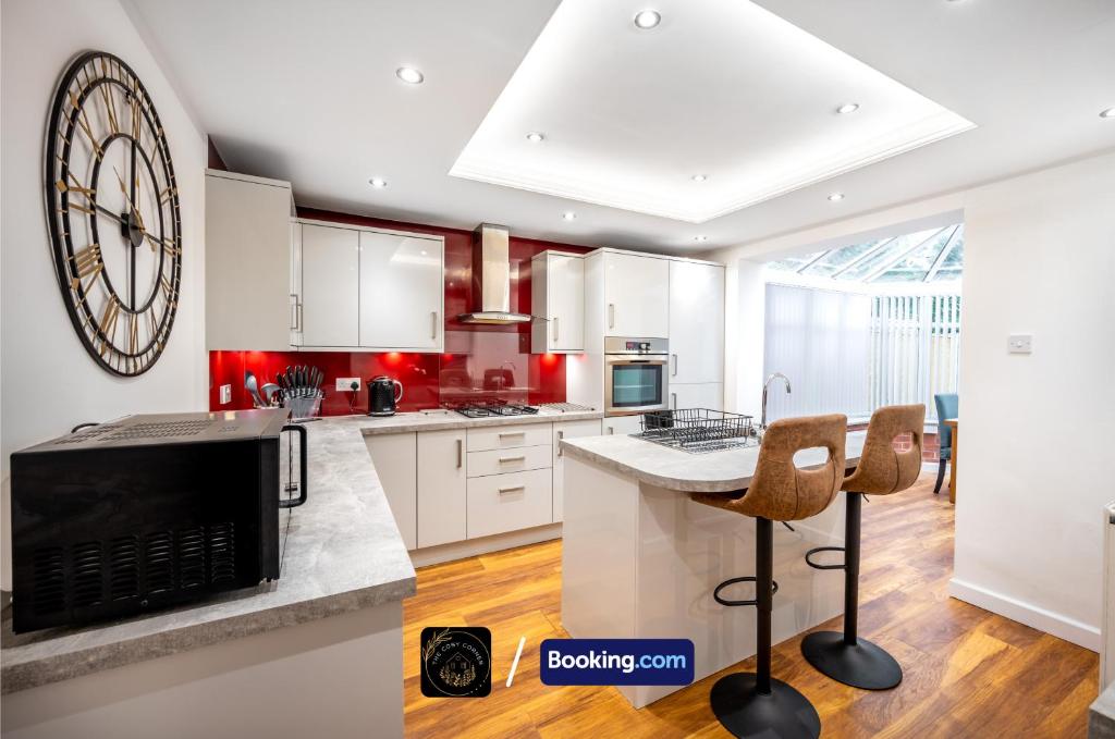 Kuchyň nebo kuchyňský kout v ubytování Cosy 3-Bed House, Garden & Free Parking in Stretford