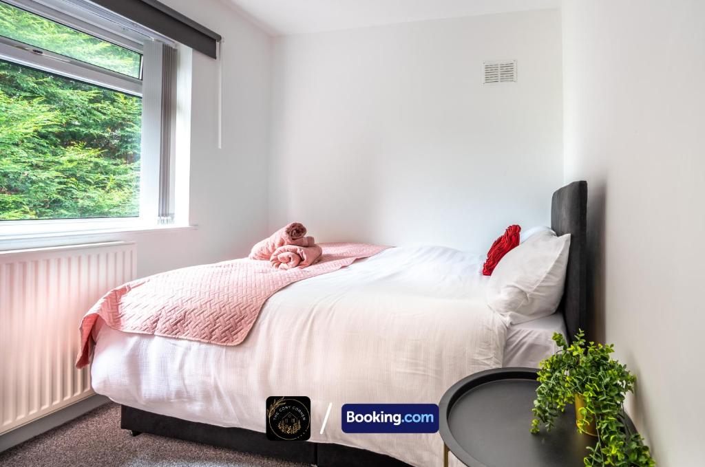 Postel nebo postele na pokoji v ubytování Cosy 3-Bed House, Garden & Free Parking in Stretford