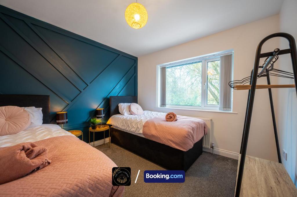 Postel nebo postele na pokoji v ubytování Cosy 3-Bed House, Garden & Free Parking in Stretford