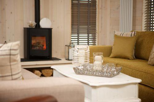 un salon avec un canapé et une table basse dans l'établissement The Shore, à Eyemouth