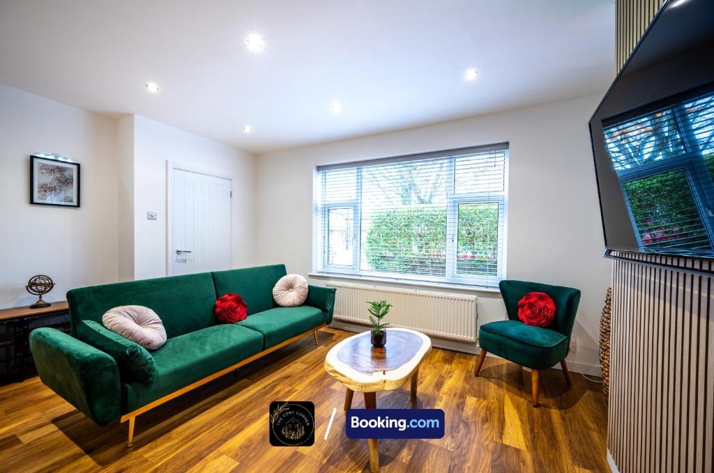 Posezení v ubytování Cosy 3-Bed House, Garden & Free Parking in Stretford