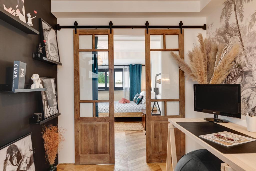 a room with a door leading to a bedroom at Échoppe contemporaine - Bordeauxlidays in Bordeaux