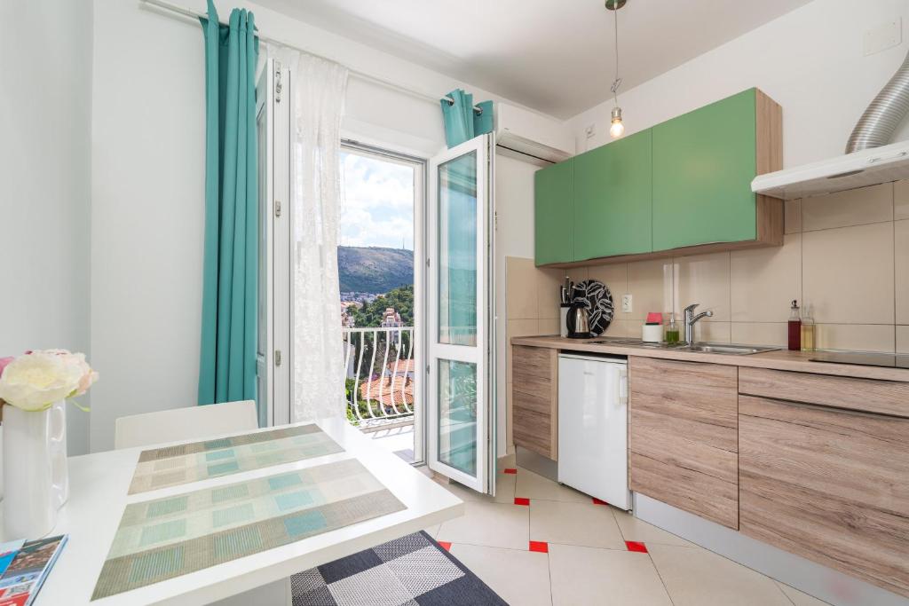 Kuchyň nebo kuchyňský kout v ubytování Apartments Lile