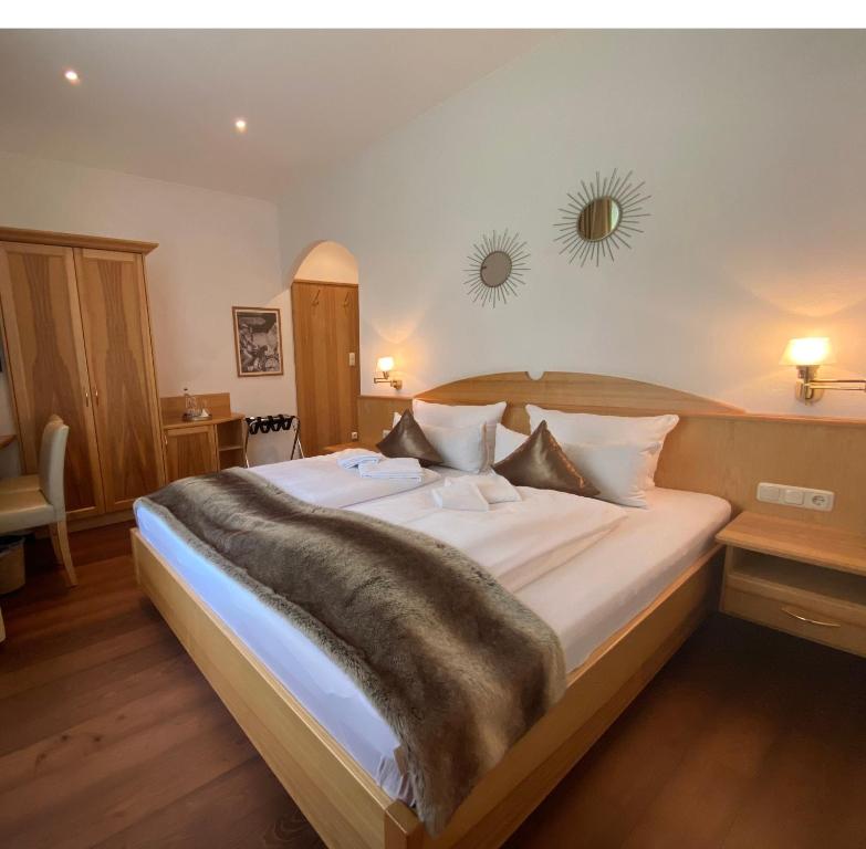 Postel nebo postele na pokoji v ubytování Hotel Strasser