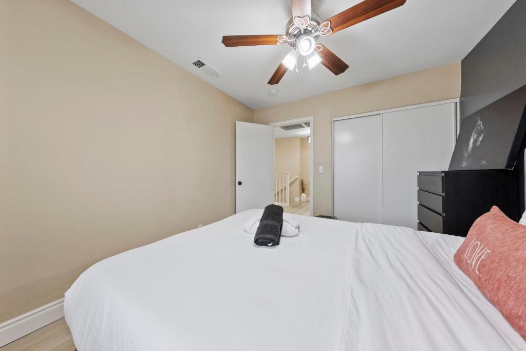 Postel nebo postele na pokoji v ubytování ZEN - A home away from home and in HEART of Las Vegas