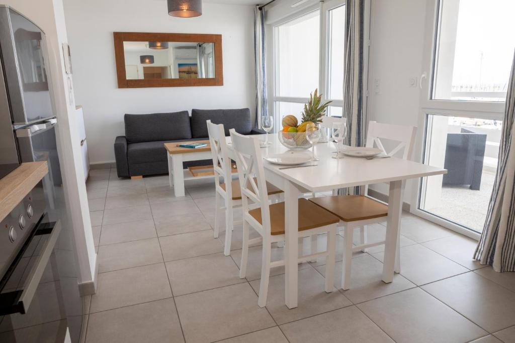 Kuchyň nebo kuchyňský kout v ubytování MY Hôtel Résidences - Port Leucate